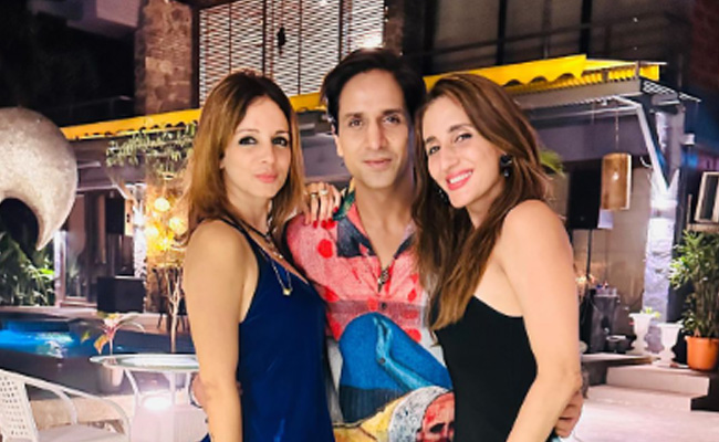 Sussanne Khan Sends Love To Sister Farah On Her Birthday: "Your Life Has Just Begun"