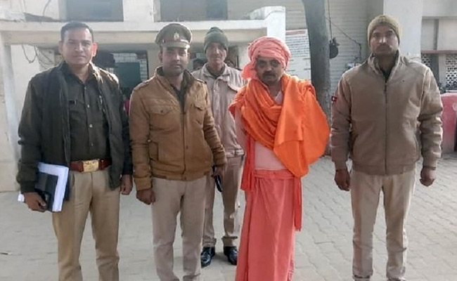 हापुड़ में 17 साल से फरार इनामी लुटेरा गिरफ्तार, मंदिर में पुजारी बनकर रह रहा था