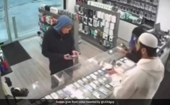 Video: Thief Tries To Run Away With Smartphone, Stopped By Jammed Door
