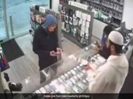Video: Thief Tries To Run Away With Smartphone, Stopped By Jammed Door Video: Thief Tries To Run Away With Smartphone, Stopped By Jammed Door