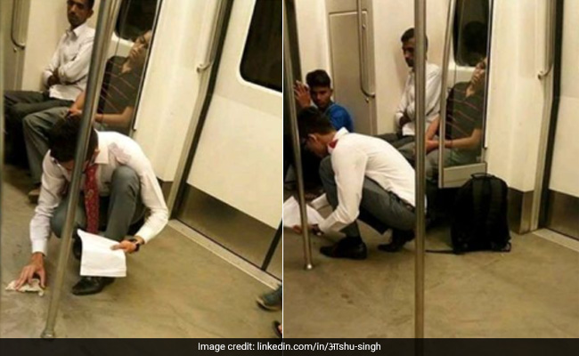 मेट्रो में गलती से खाना गिरा, लड़के ने अपनी रुमाल से पूरी फर्श साफ कर डाली, लोगों ने ब्रांड एंबेसडर बना दिया !