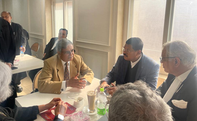 सुप्रीम कोर्ट की कैंटीन में अचानक पहुंच गए जज, हैरान वकीलों ने ऑफर की कॉफी