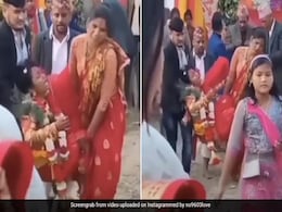 दुल्हन का हाथ-पैर पकड़ कर घरवालों ने जबरन कार में बैठाकर की विदाई,  हैरान कर देगा VIDEO दुल्हन का हाथ-पैर पकड़ कर घरवालों ने जबरन कार में बैठाकर की विदाई,  हैरान कर देगा VIDEO