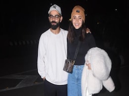 Anushka Sharma And Virat Kohli Wish Paparazzi "Happy Holidays" As They Fly Out Of Mumbai Anushka Sharma And Virat Kohli Wish Paparazzi "Happy Holidays" As They Fly Out Of Mumbai