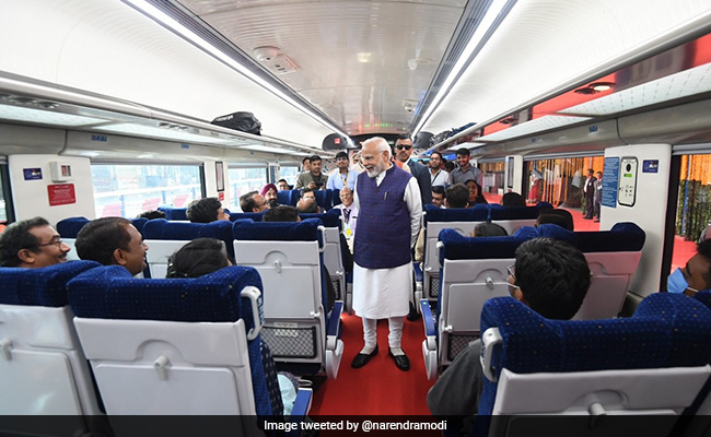 PM मोदी ने नागपुर में मेट्रो के पहले चरण का किया शुभारंभ, टिकट खरीद कर किया सफर, दी और भी कई सौगातें..