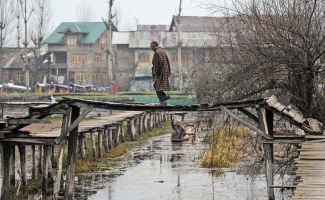 Srinagar Receives 1st Snowfall Of The Season As Cold Wave Intensifies In Kashmir