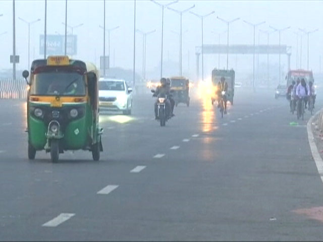 दिल्ली-नोएडा की हवा 'बहुत खराब', हर तरफ छाई धुंध; फिलहाल राहत मिलने के आसार नहीं