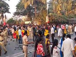 बर्थडे पर सलमान खान के घर के बाहर उमड़ी भीड़, फैंस को नियंत्रित करने के लिए पुलिस को करना पड़ा लाठीचार्ज बर्थडे पर सलमान खान के घर के बाहर उमड़ी भीड़, फैंस को नियंत्रित करने के लिए पुलिस को करना पड़ा लाठीचार्ज