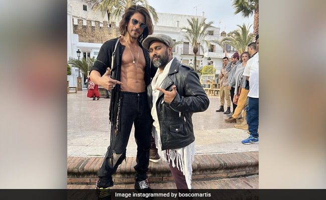 Shah Rukh Khan Was "Very Shy" To Show His Abs In This Pic. Courtesy: Bosco Martis
