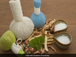 बालों में कपूर तेल मिलाकर लगाने से झड़ना टूटना होगा कम, यहां जानें कैसे करें अप्लाई  बालों में कपूर तेल मिलाकर लगाने से झड़ना टूटना होगा कम, यहां जानें कैसे करें अप्लाई