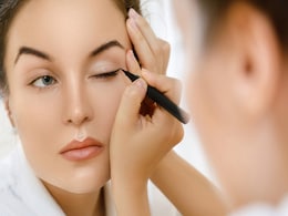 New Year 2023: नये साल पर करने जा रही हैं पार्टी, तो इन बेसिक मेकअप टिप्स का जरूर रखें ख्याल, दिखेंगी खूबसूरत  New Year 2023: नये साल पर करने जा रही हैं पार्टी, तो इन बेसिक मेकअप टिप्स का जरूर रखें ख्याल, दिखेंगी खूबसूरत