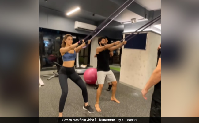 Kriti Sanon And <i>Bhediya</i> Co-Star Varun Dhawan Are Now Workout Buddies