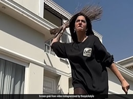 माहिरा खान के घर से सामान लेकर भागने लगे लोग तो झाड़ू उठाकर उनके पीछे दौड़ी पाकिस्तानी एक्ट्रेस, हैरान कर देगा VIDEO माहिरा खान के घर से सामान लेकर भागने लगे लोग तो झाड़ू उठाकर उनके पीछे दौड़ी पाकिस्तानी एक्ट्रेस, हैरान कर देगा VIDEO