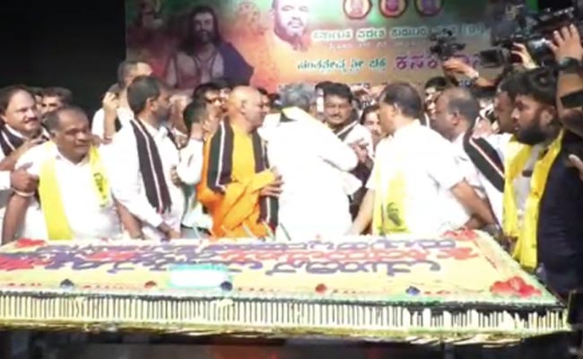 सिद्धारमैया ने कनक जयंती पर काटा 75 किलो का केक, समर्थकों ने बताया- भविष्य का CM