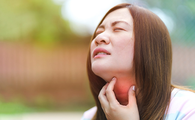 क्या आपको खाने के बाद गले में कुछ अटका हुआ महसूस होता है, तो आजमाएं ये नुस्खा