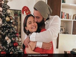 Mistletoe Action. Alia Bhatt Shares Photo Of Ranbir Kapoor Kissing Her, It's Viral Mistletoe Action. Alia Bhatt Shares Photo Of Ranbir Kapoor Kissing Her, It's Viral