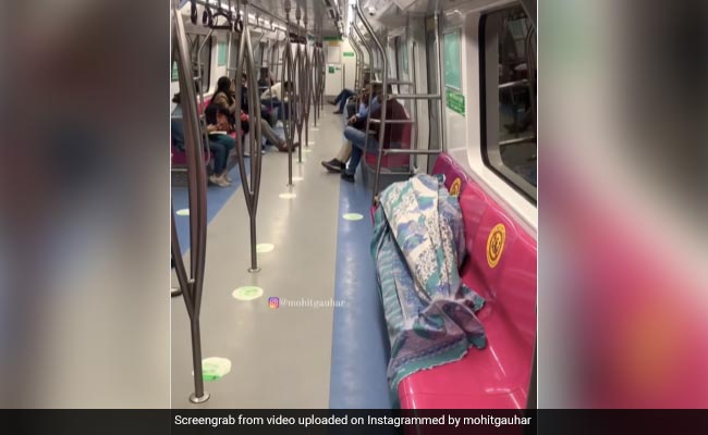 मेट्रो की सीट पर चादर ओढ़कर लेट गया लड़का, फिर जो किया, देखकर फटी रह गईं सबकी आंखे!