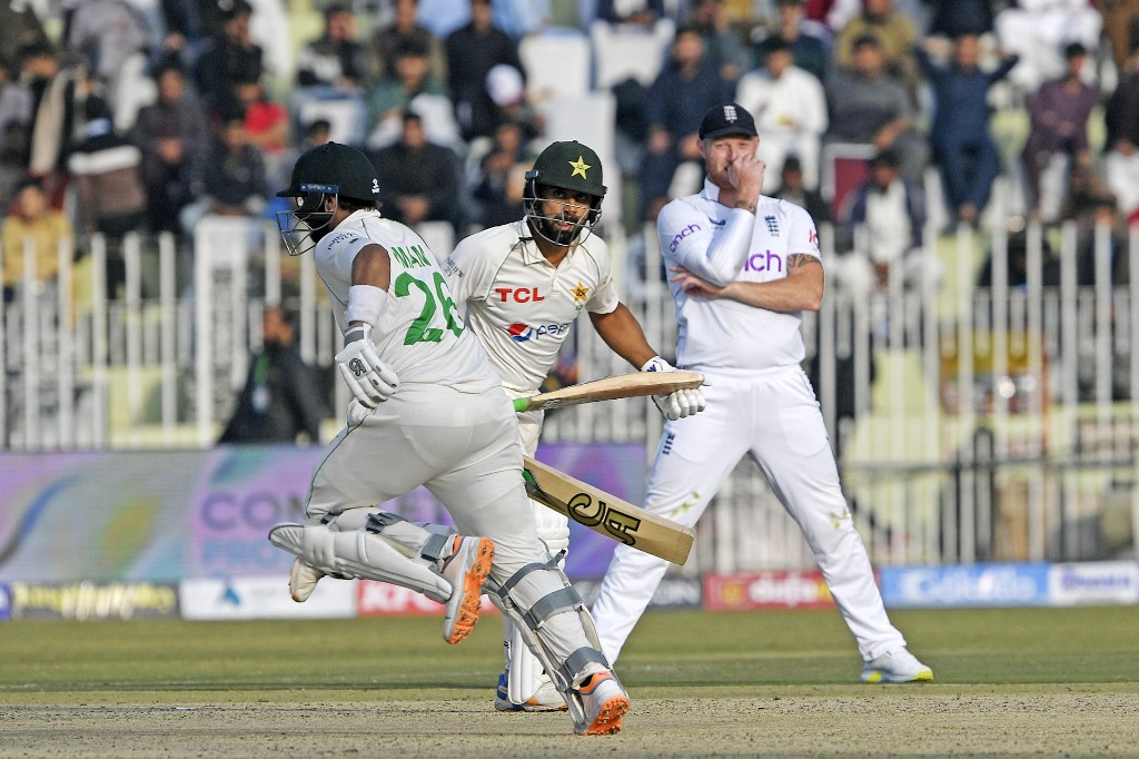 Pak vs Eng 1st test: "टेस्ट क्रिकेट की आत्मा को शांति मिले", रावलविंडी टेस्ट में तीसरे दिन भी बरसे रन, तो फैंस पिच पर भड़के