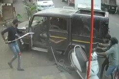 Caught On Camera, Man Attacked With Sword And Kidnapped Near Mumbai Caught On Camera, Man Attacked With Sword And Kidnapped Near Mumbai
