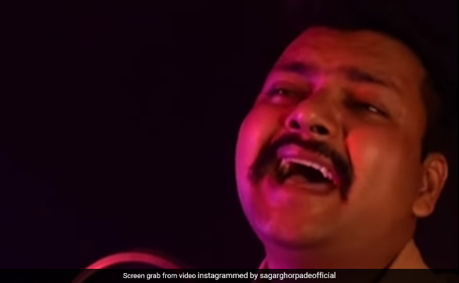 Watch: This Pune Constable's Rendition Of Arijit Singh's '<i>Dil Sambhal Ja Zara</i>' Fascinates Internet