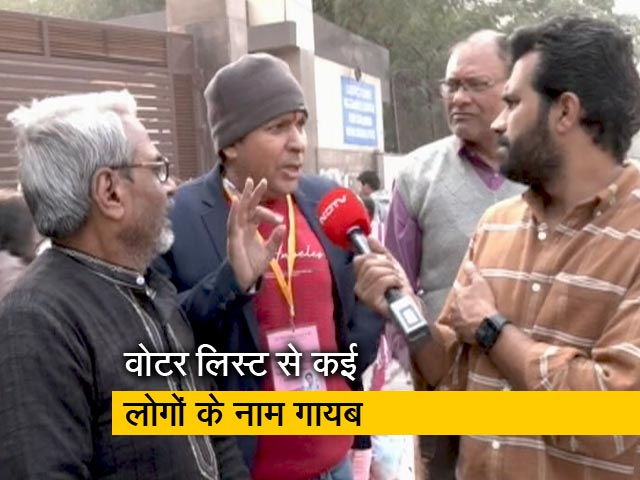 MCD चुनाव में वोट डालने बूथ पर पहुंचे तो वोटर लिस्ट से गायब मिला नाम, देखें रिपोर्ट
