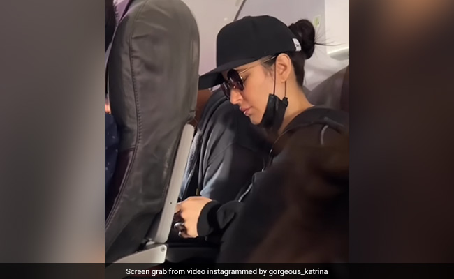 फर्स्ट क्लास छोड़ आम लोगों के बीच सफर करते दिखे विक्की-कैटरीना, इस अंदाज में नजर आया स्टार कपल