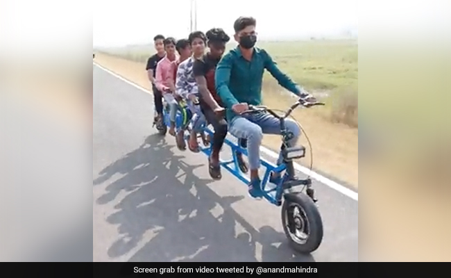 10-12 हजार में Electric bike, 6 लोगों का सफर, Mahindra ने किया ये ट्वीट