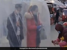 Viral Video: Chinese Couple Devises A Hack While Shopping Amid COVID-19 Surge Viral Video: Chinese Couple Devises A Hack While Shopping Amid COVID-19 Surge