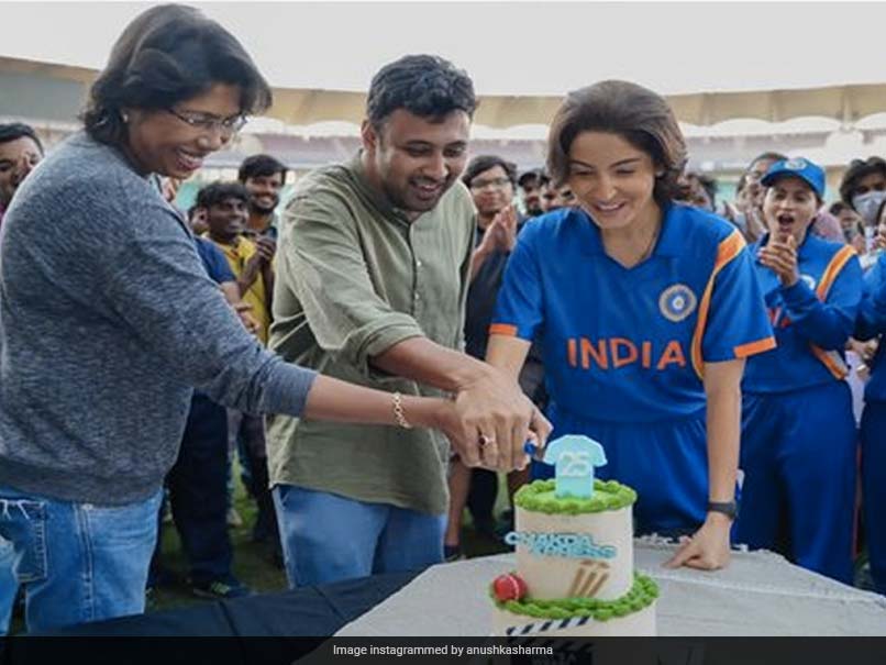Jhulan Goswami Celebrates Final Wrap Of 'Chakda Express' With Anushka Sharma. See Pics