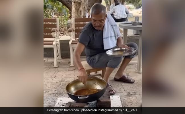 चूल्हे पर नॉन वेज बनाते नजर आए नाना पाटेकर, अपने साथियों के साथ की शानदार पार्टी