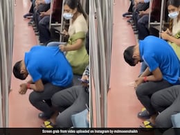 मेट्रो में बैठे-बैठे सो रहा था शख्स, सीट से गिरने लगा, तो बगल में बैठी लड़की ने जो किया, आपको यकीन नहीं होगा मेट्रो में बैठे-बैठे सो रहा था शख्स, सीट से गिरने लगा, तो बगल में बैठी लड़की ने जो किया, आपको यकीन नहीं होगा