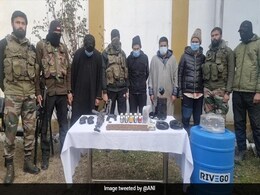 जम्मू-कश्मीर में हिज्बुल मुजाहिदीन के ‘मॉड्यूल’ का भंडाफोड़, पांच गिरफ्तार जम्मू-कश्मीर में हिज्बुल मुजाहिदीन के ‘मॉड्यूल’ का भंडाफोड़, पांच गिरफ्तार