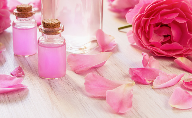 बालों पर भी लगाया जा सकता है गुलाबजल, जान लीजिए कैसे करें हेयर केयर में Rose Water का सही तरह से इस्तेमाल