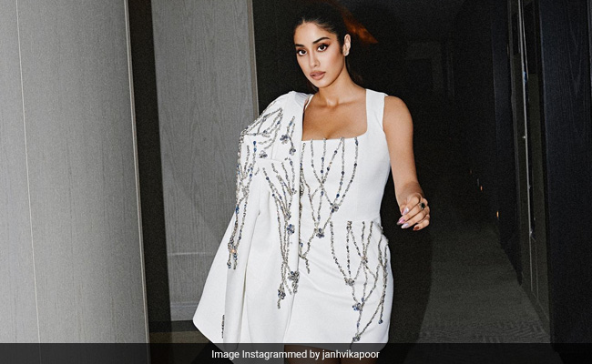 Janhvi Kapoor Is "Walking Into The Christmas Season" Like This. Rumoured Boyfriend Orhan Awatramani Reacts