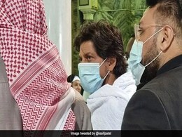 पठान की रिलीज से पहले मक्का पहुंचे शाहरुख खान, उमराह करते हुए किंग खान की वायरल हुई तस्वीरें पठान की रिलीज से पहले मक्का पहुंचे शाहरुख खान, उमराह करते हुए किंग खान की वायरल हुई तस्वीरें