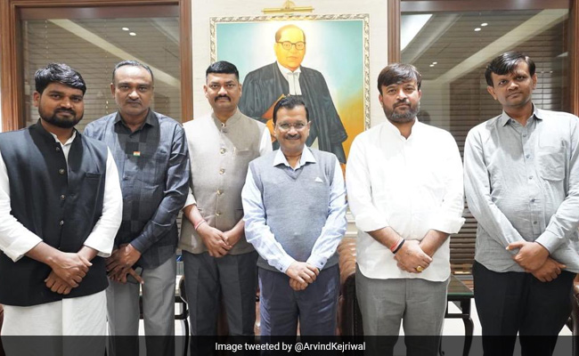 "Tirelessly Serve People": Arvind Kejriwal Meets All 5 Gujarat AAP MLAs
