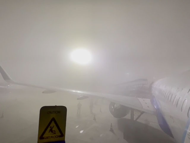 दिल्ली में कड़ाके की ठंड: आधी रात से 150 उड़ानें विलंबित, राजधानी में छाया घना कोहरा