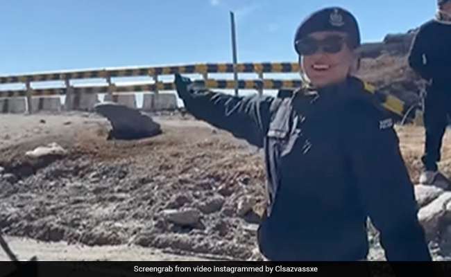 Video Showing Woman Police Officer Dancing To '<i>Mera Dil Yeh Pukare Aaja</i>' Goes Viral