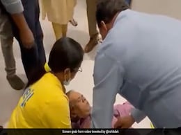 शॉपिंग के दौरान IKEA स्टोर में शख्स को पड़ा दिल का दौरा, वहां मौजूद डॉक्टर ने CPR देकर बचाई जान - देखें Video शॉपिंग के दौरान IKEA स्टोर में शख्स को पड़ा दिल का दौरा, वहां मौजूद डॉक्टर ने CPR देकर बचाई जान - देखें Video