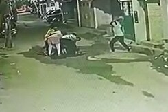 CCTV में कैद : 3 महिलाओं, 3 पुरुषों ने पत्थर से सिर फोड़कर सरेआम कर डाली युवक की हत्या CCTV में कैद : 3 महिलाओं, 3 पुरुषों ने पत्थर से सिर फोड़कर सरेआम कर डाली युवक की हत्या