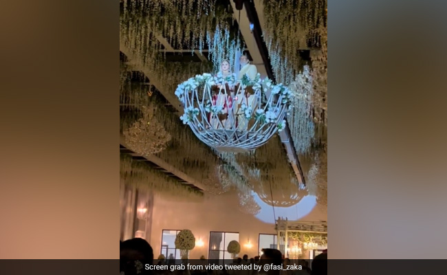 VIDEO: दुल्‍हन ने झूमर पर खड़ी होकर पिता संग शादी में मारी ऐसी एंट्री, देखते रह गए मेहमान