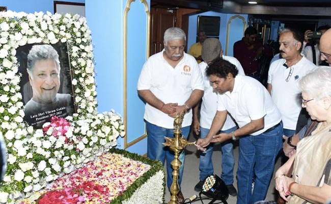 Johnny Lever And Other Actors Attend Vikram Gokhale's Prayer Meet