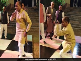 यार मेरा तितलियां वर्गा... गाने पर डांस से शख्स ने हिला दिया डीजे फ्लोर, हवा में लहराकर मटकाई कमर, लोग बोले- अंकल का इंजन बिल्कुल नया है यार मेरा तितलियां वर्गा... गाने पर डांस से शख्स ने हिला दिया डीजे फ्लोर, हवा में लहराकर मटकाई कमर, लोग बोले- अंकल का इंजन बिल्कुल नया है
