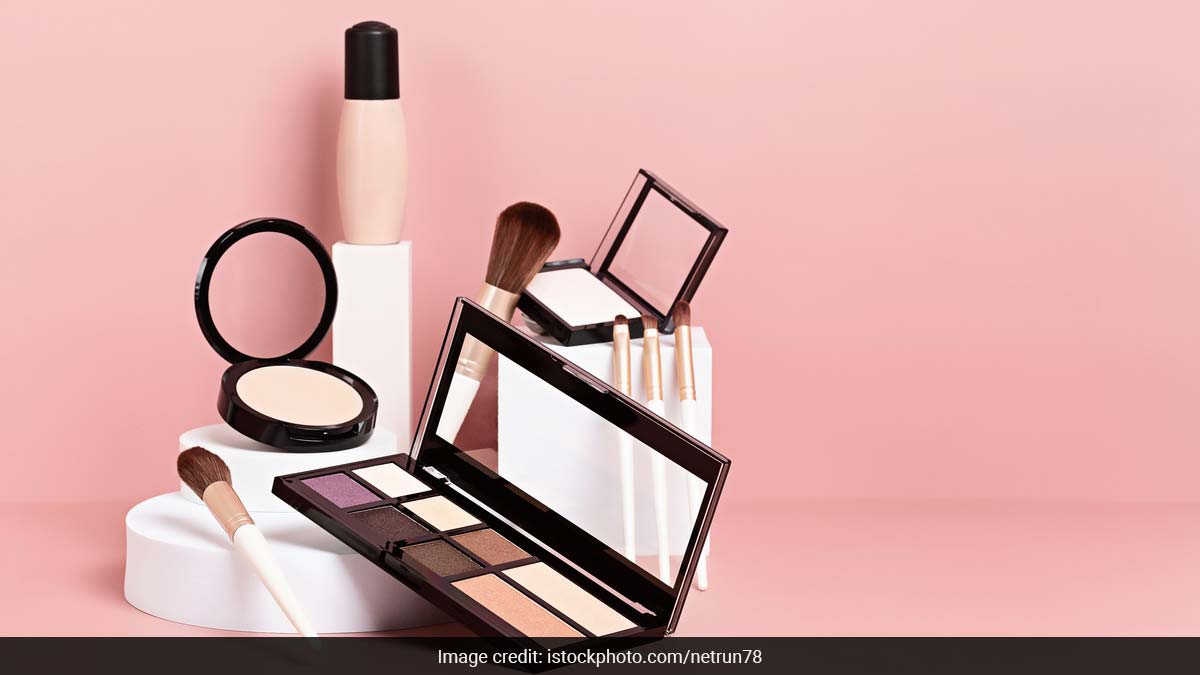 Christmas Makeup Ideas For The Holidays: Glam It Up This Christmas With These 7 Makeup Must-Haves