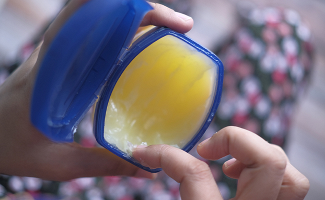 पेट्रोलियम जैली को 10 तरह से इस्तेमाल कर सकते हैं आप, स्किन केयर से लेकर घर के काम तक हो जाएंगे आसान 