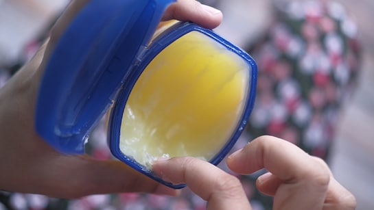 Petroleum jelly Safe Or Not: क्या पेट्रोलियम जेली आपकी स्किन के लिए सेफ है, इस्तेमाल से पहले जान लें ये बातें