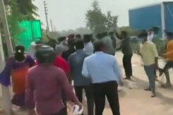 Watch: तेलंगाना में भीड़ ने घर में घुसकर 24 वर्षीय डेंटिस्ट को किया किडैनप Watch: तेलंगाना में भीड़ ने घर में घुसकर 24 वर्षीय डेंटिस्ट को किया किडैनप