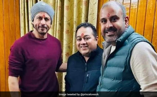 वैष्णो देवी मंदिर पहुंच शाहरुख खान ने लगाया माथे पर टीका, फैंस के बीच फिर से छाए किंग खान