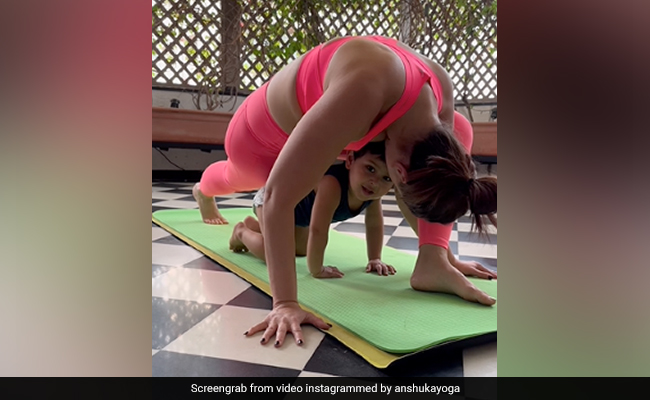 VIDEO: मम्मी करीना के योगा सेशन में बेटे जेह ने किया ये काम, क्यूट वीडियो देख फैंस बोले- 'ये हमारे साथ...'