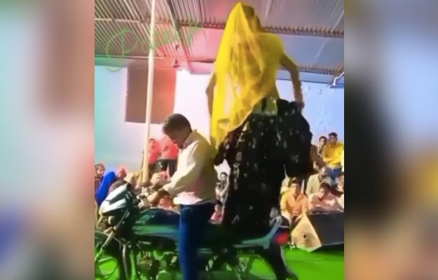 VIDEO: बाइक पर खड़े होकर महिला ने किया ऐसा कमरतोड़ डांस, लटके झटके लगाते उड़ा दिया गर्दा